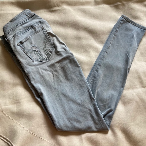 Hollister Distressed Light Washed Strait leg jeans - Picture 4 of 5
